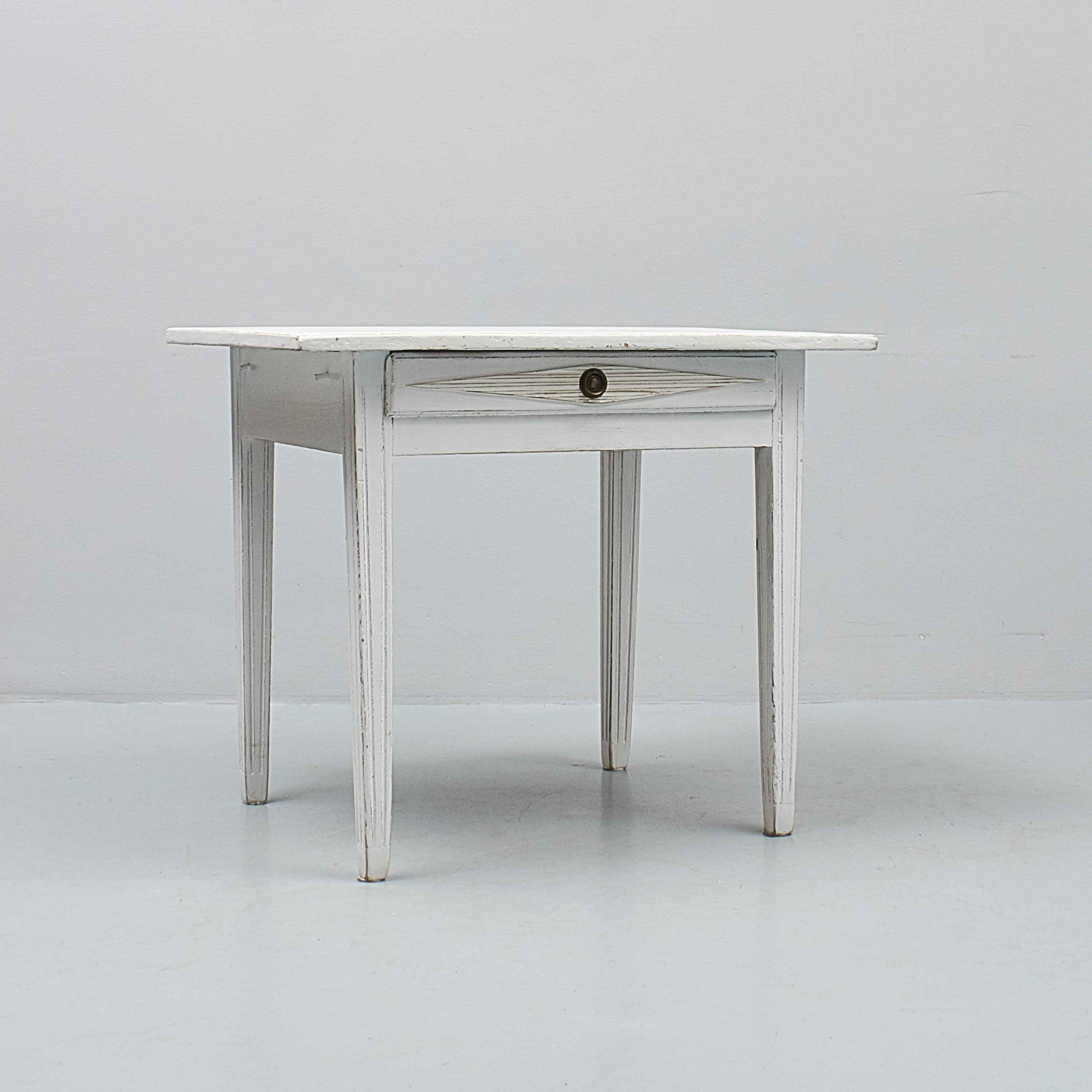 Skrivbord, Gustaviansk stil, omkring 1900, bemålat, längd Skrivbord, Bemålat, längd: 90 cm, djup: 60 cm, höjd: 75 cm